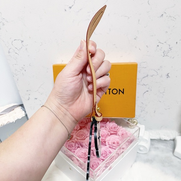 Authentic Louis Vuitton New SS21 By The Pool Leather Flower Bag Charm - Picture 11 of 13